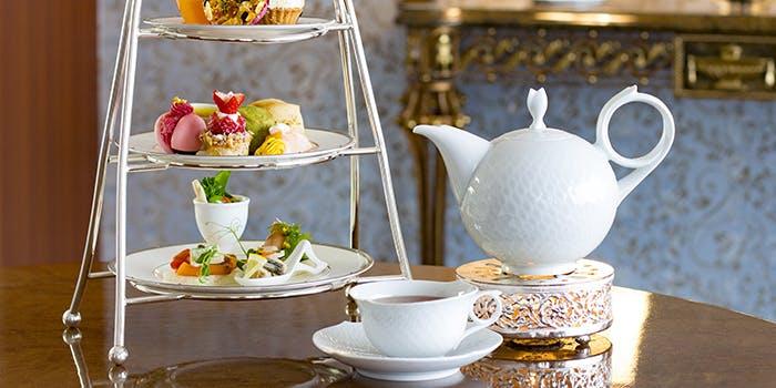 ミントを添えたジャスミン梅酒のソーダ割りが注がれた美しいグラス、背景には落ち着いたバーカウンター