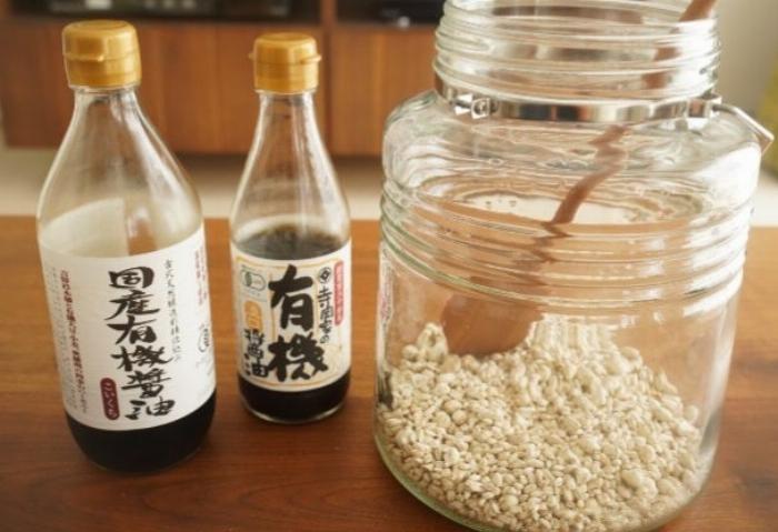 100均の瓶で漬けた自家製梅酒が琥珀色に仕上がった様子
