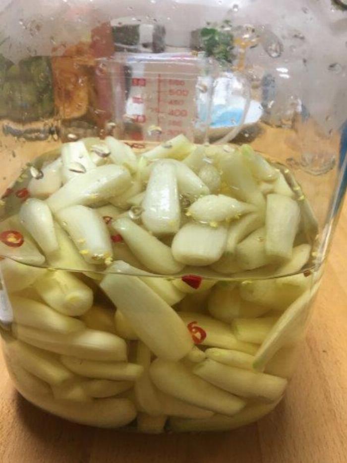 100均ショップに並ぶ様々なサイズの梅酒瓶や果実酒用ガラス瓶