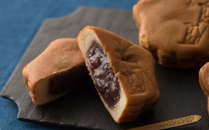 イオンのスーパーマーケットに並ぶ様々な種類の梅酒ボトルと選び方のヒント