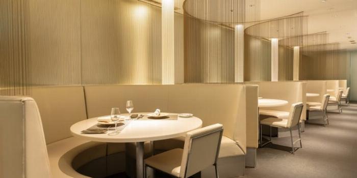 あらごし梅酒のグラスとチーズプラッターを並べたおしゃれなテーブルセッティング