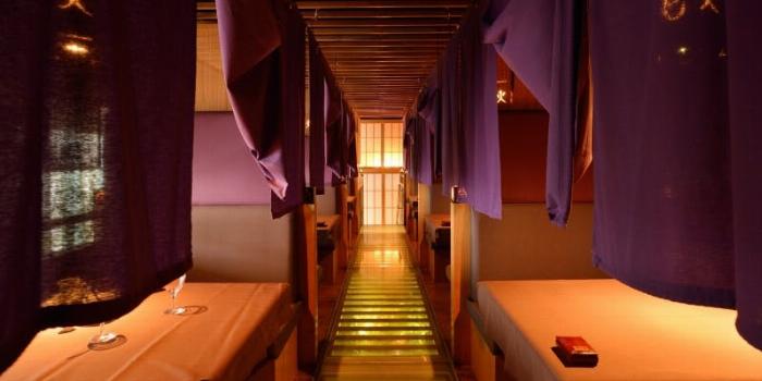 「ばばあの梅酒」と相性抜群のチーズプラッターのおしゃれな食卓風景