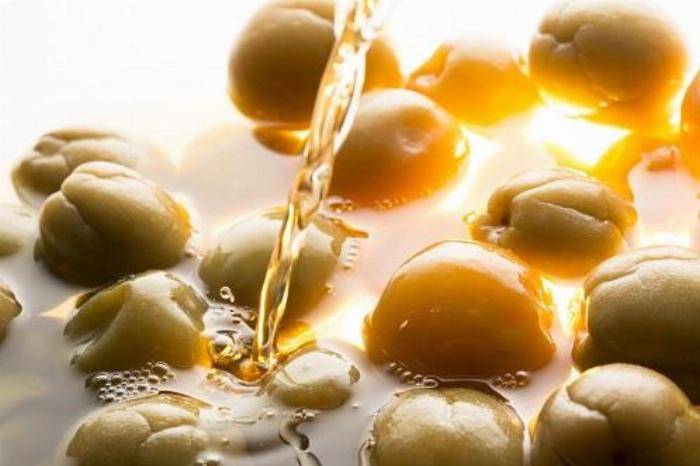 湯気が立ち上るブランデー梅酒のお湯割り。体を温める効能が期待できる。