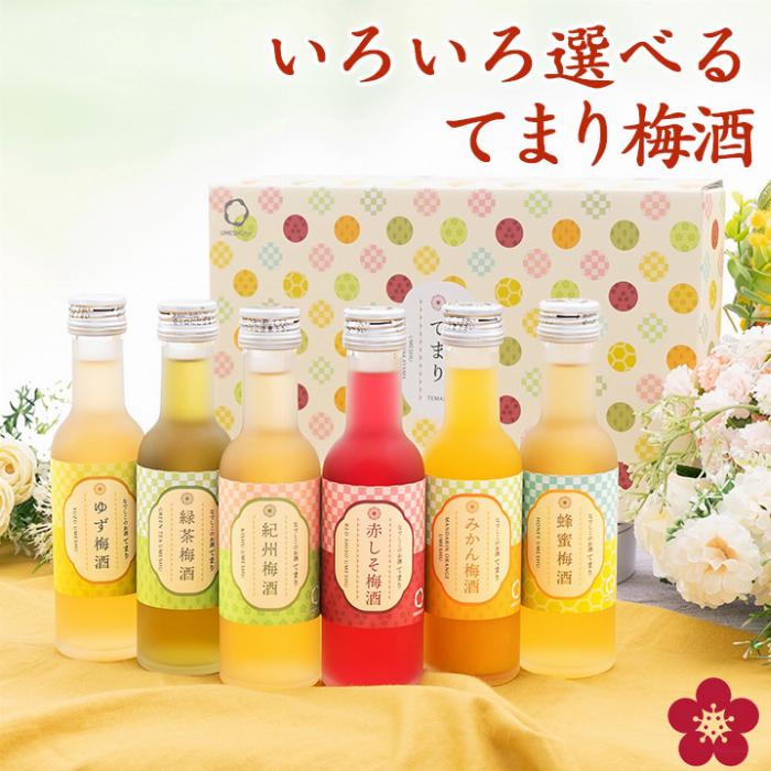 チョーヤの梅酒を飲みながらリラックスした時間を過ごす様子