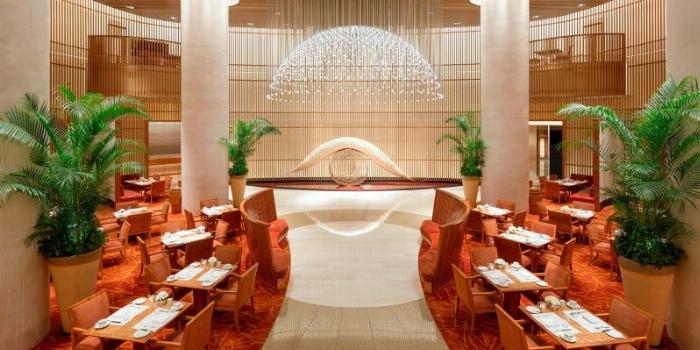 現代のクラフト梅酒 おすすめのスタイリッシュなボトルが並ぶ様子