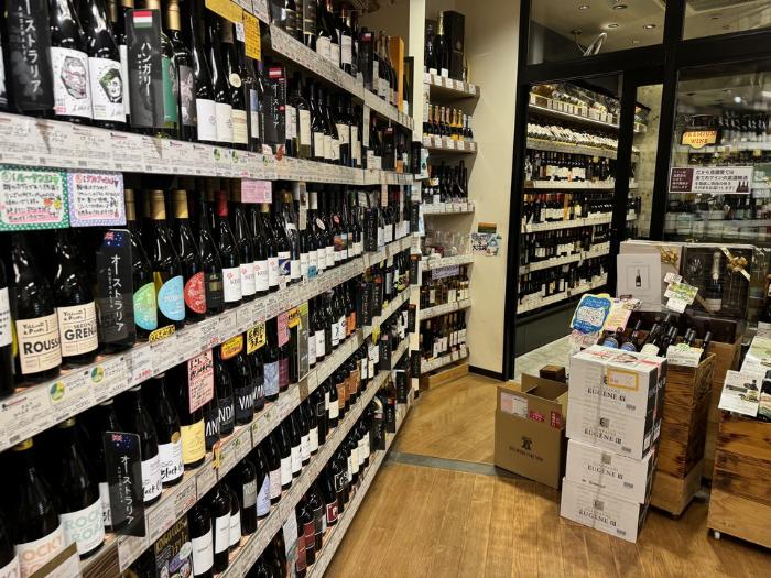 ドン・キホーテの棚に並ぶ多種多様な梅酒ボトル