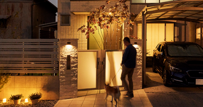 居心地の良いリビングでリラックスしながら梅酒ソーダを楽しむ人の様子