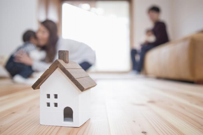 キューティーハニー梅酒のボトルをおしゃれにラッピングしてプレゼントとして手渡しているシーン