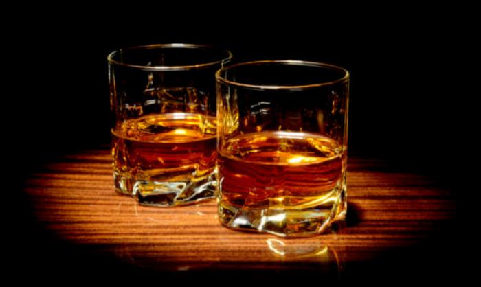 琥珀色に輝く自家製ブランデー梅酒をロックグラスに注いだおしゃれな写真