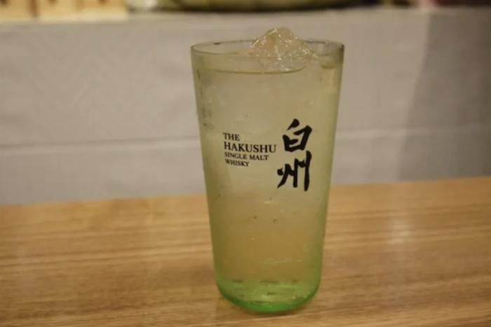 白州梅酒をソーダ割りで楽しむハイボールグラスと爽やかな森の背景