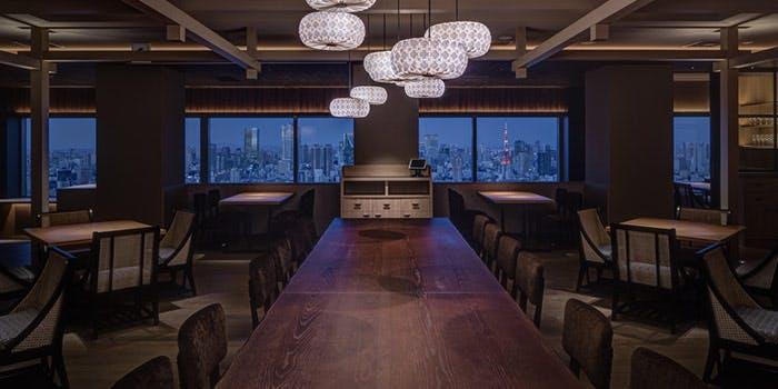 ロック、ソーダ割り、お湯割りなど様々なスタイルで提供される広島梅酒のグラスが並んだテーブル