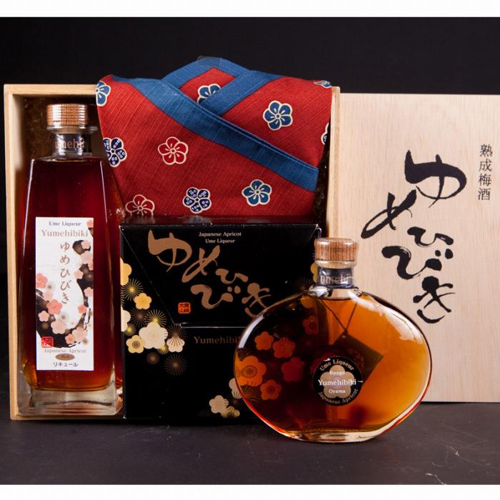 大分県日田市で収穫された新鮮な鴬宿梅と日田梅酒のボトル