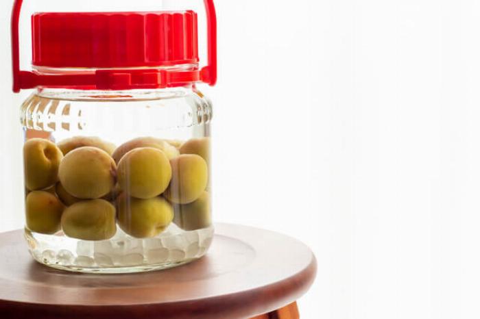 自家製みりん梅酒を漬け込んだガラス瓶と熟成の様子