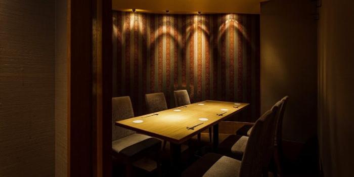 バーカウンターでおしゃれに作られた百年梅酒のソーダ割りカクテル