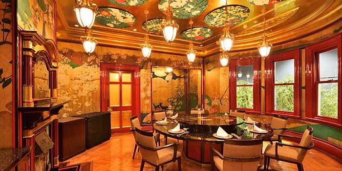 美味しい焼き鳥の盛り合わせと梅酒のロックグラスが並べられたテーブル。食欲をそそるペアリング。