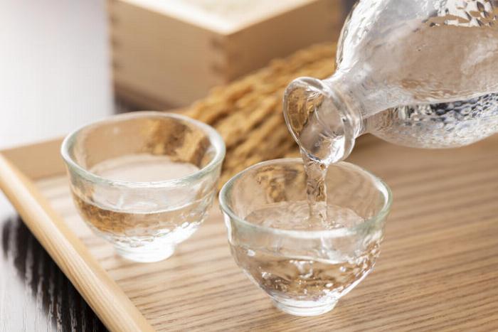 ロックにおすすめの様々な種類の梅酒ボトルが並んでいる様子