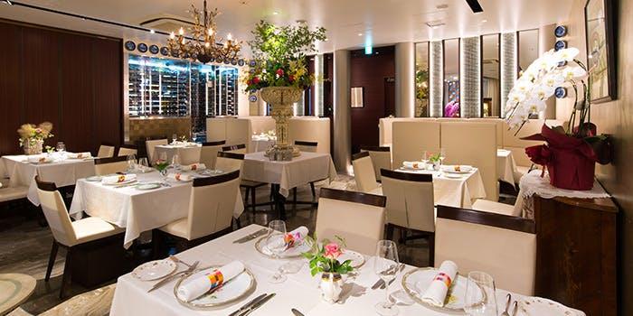 キッチンカウンターに並べられた様々なデザインのおすすめ梅酒パックのセレクション