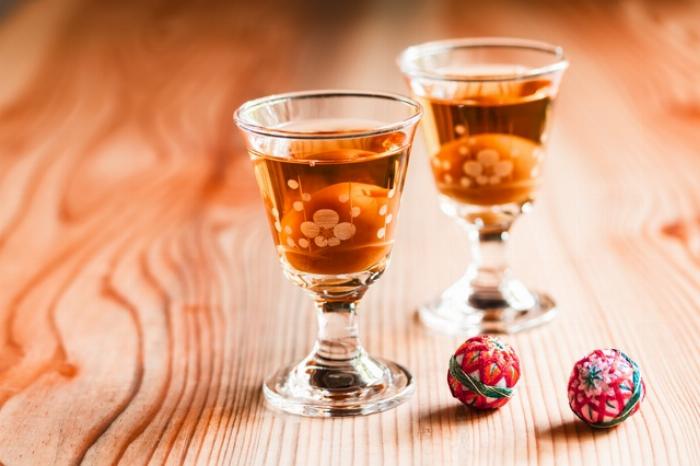 完成した自家製ジン梅酒が琥珀色に変化し熟成している様子