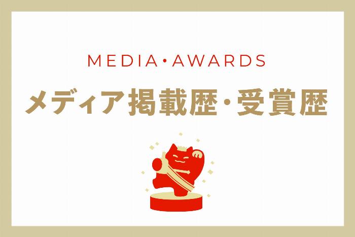 熟成期間の異なる琥珀色の梅酒が並んだグラスと梅の実