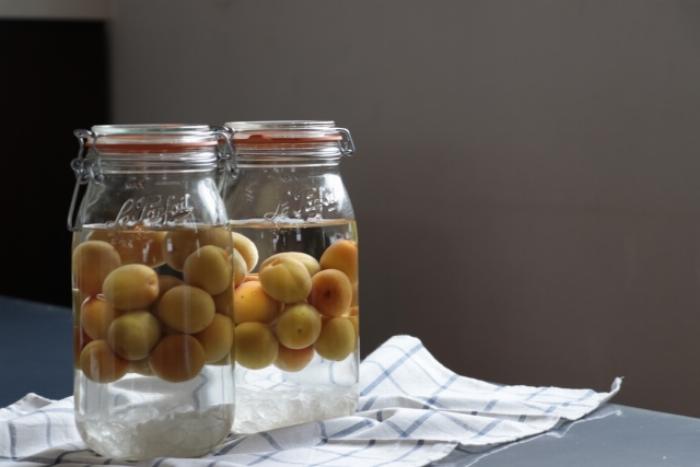 ジン梅酒作りに必要な青梅、ジン、氷砂糖、保存瓶の材料一式