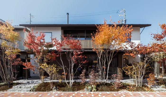 自宅の棚に飾られたアンティーク調のおしゃれなデザインの梅酒瓶