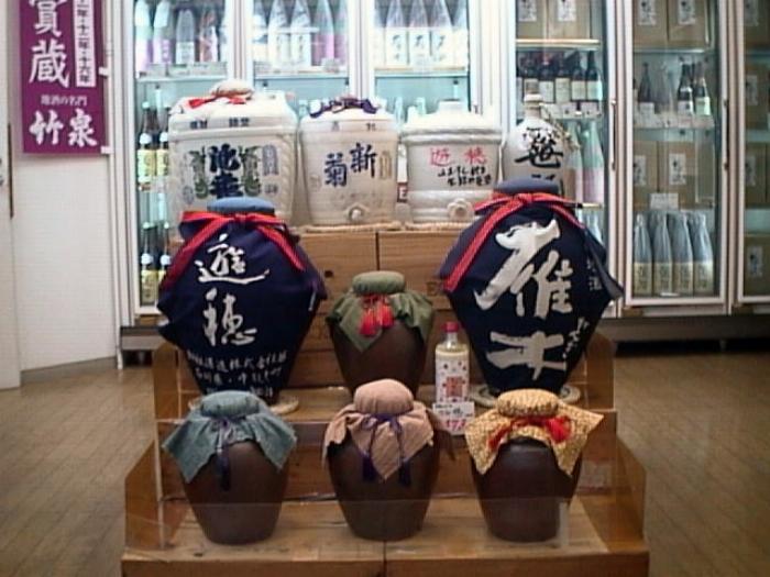 冷暗所で熟成中の芋焼酎梅酒の瓶、梅と氷砂糖がゆっくりと溶け合っている様子