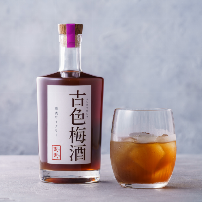 冷暗所で静かに熟成されている美しい琥珀色の梅酒