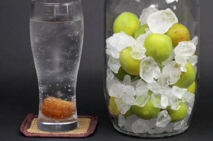 琥珀色に熟成した美味しい梅酒の漬け方で完成した自家製リキュール