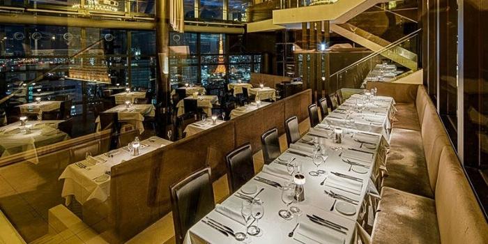 ロックグラスに入った加賀梅酒とチーズプラッターのおしゃれなペアリング