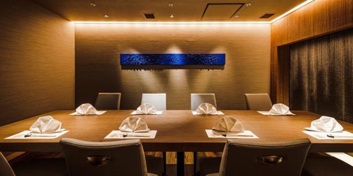 景虎の梅酒をロックやソーダ割りで楽しむ様子、背景には美味しい和食