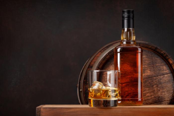 開封後の梅酒を冷蔵庫のドアポケットに立てて正しく保存している様子