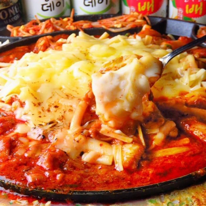 美味しそうな韓国料理のチヂミと相性抜群の韓国梅酒の食卓シーン