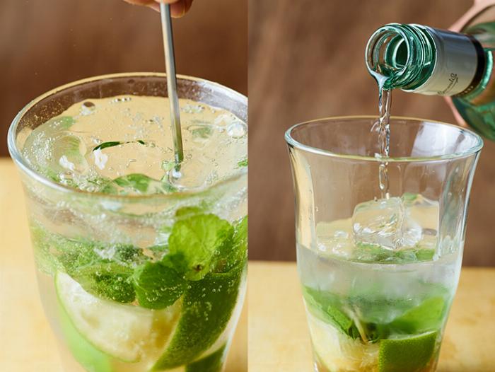 グラスに注がれたカルディ梅酒のソーダ割りとミントの葉