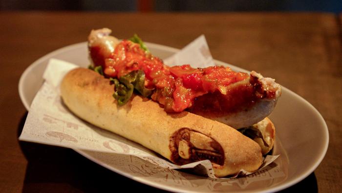 炭酸で割ったカルピス梅酒ソーダ、グラスに気泡が立ち上る様子