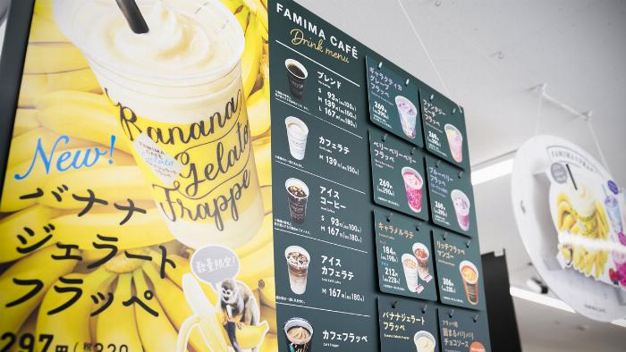 コンビニの棚に並ぶ様々な種類の梅酒ボトルや缶