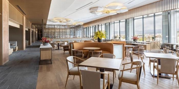 京都の伝統的な町家で作られた美しいオリジナル梅酒のボトル、背景には竹林の庭が広がる