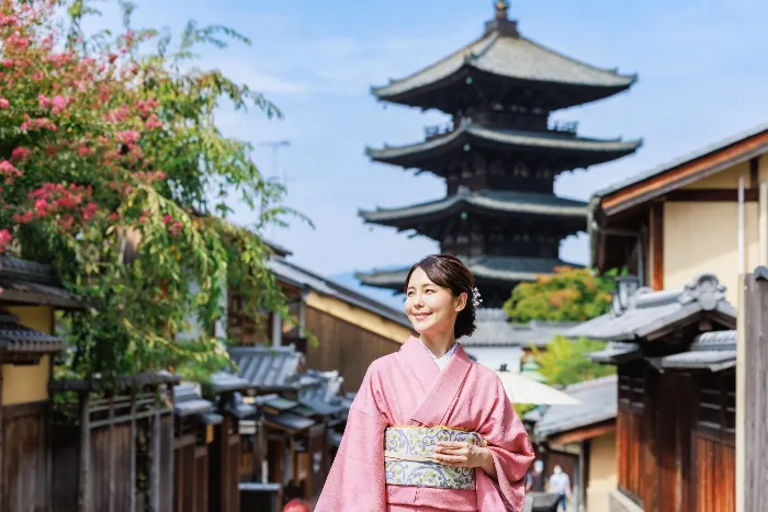 京都の工房で楽しそうに自分だけの梅酒を手作り体験している女性