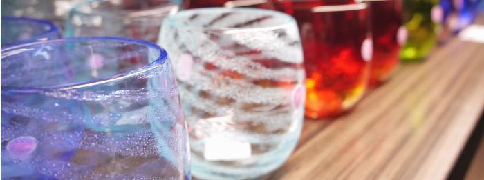 美郷梅酒まつりで販売される限定ラベルの梅酒ボトル、梅のデザインがおしゃれ