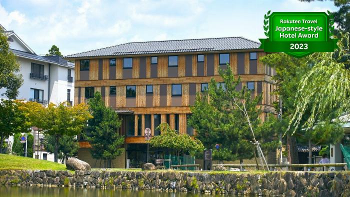 奈良公園の梅林と鹿、背景に五重塔が見える奈良らしい風景の中で梅酒を楽しむイメージ