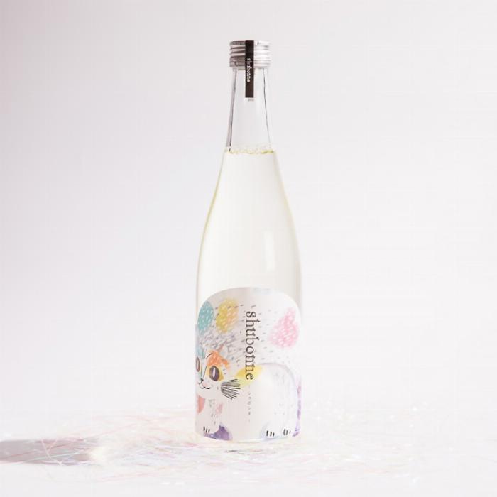 猫又梅酒のラベルデザインと神秘的なボトル