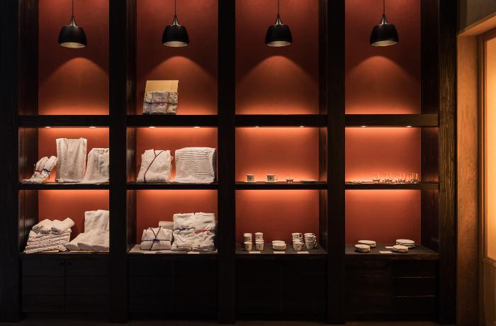 ノンアルコール梅酒のボトルと新鮮な青梅