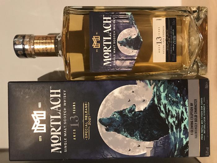 琥珀色の梅酒が注がれたロックグラス。大きな丸い氷と梅の実が一つ入っており、背景は落ち着いた雰囲気の和室。