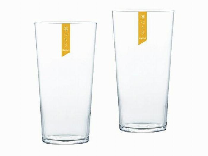 黄金比で作られた美味しい梅酒ソーダ割りのグラス、氷と炭酸の泡が美しい