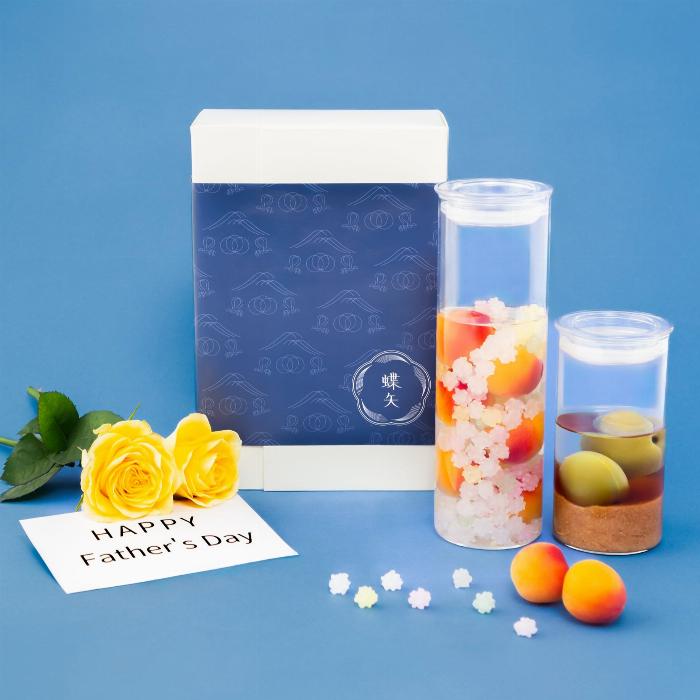 爽やかなラム梅酒ソーダ割りとミントを添えたおしゃれな楽しみ方