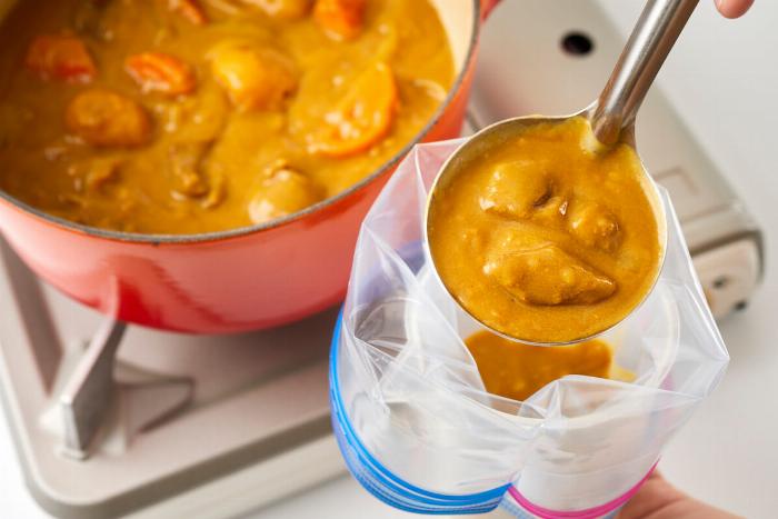 冷凍保存袋に入った凍った青梅のクローズアップ写真