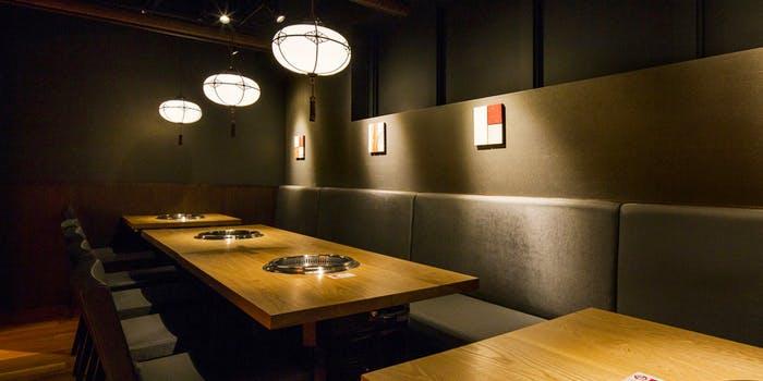 さらりとした梅酒をベースにしたオレンジジュース割りのカクテルと様々なフルーツが並ぶ様子