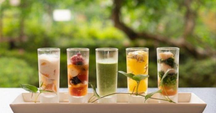 様々な飲み方で楽しまれるさらりとした梅酒のグラスが並ぶテーブルの俯瞰写真