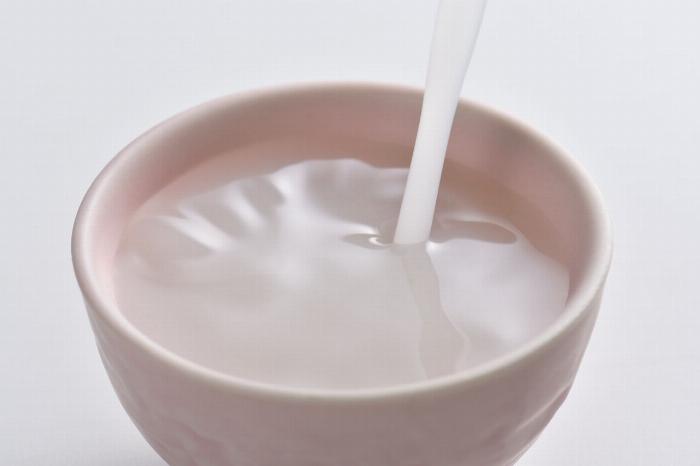 さらりとした梅酒のソーダ割りとライムを添えた爽やかな飲み方のイメージ