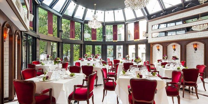 繁桝梅酒が注がれたロックグラスを片手にリラックスしている様子