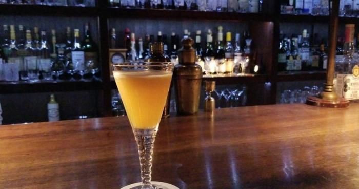 様々な本格焼酎をベースにしたおすすめの梅酒ボトルが並んだ美しいショット